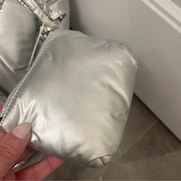 ULTIMATE SILVER SKIES PUFFER TRAVEL TOTE!! The ideal bag!!!! - Picture 2 of 11